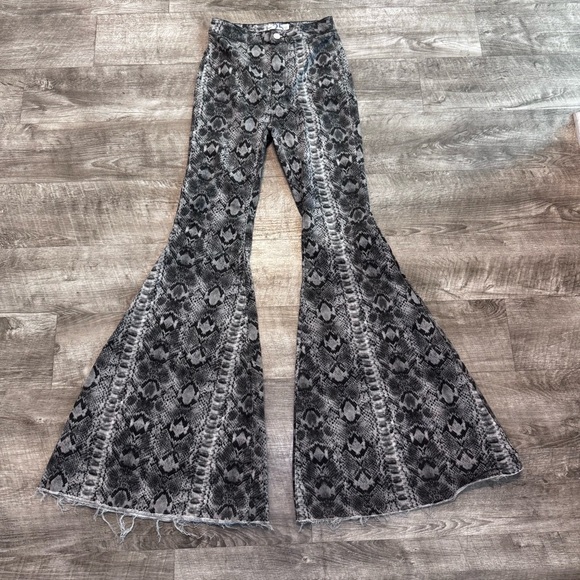 Twenty Denim - We the Free Just Float On Snake Print Flare Jeans Womens Sz. 25